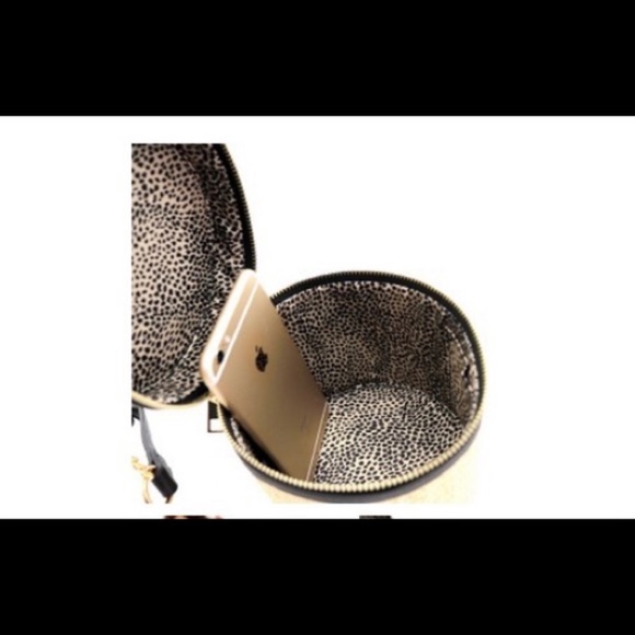 Women’s Barrel shaped Straw Shoulder bag - Picture 3 of 6